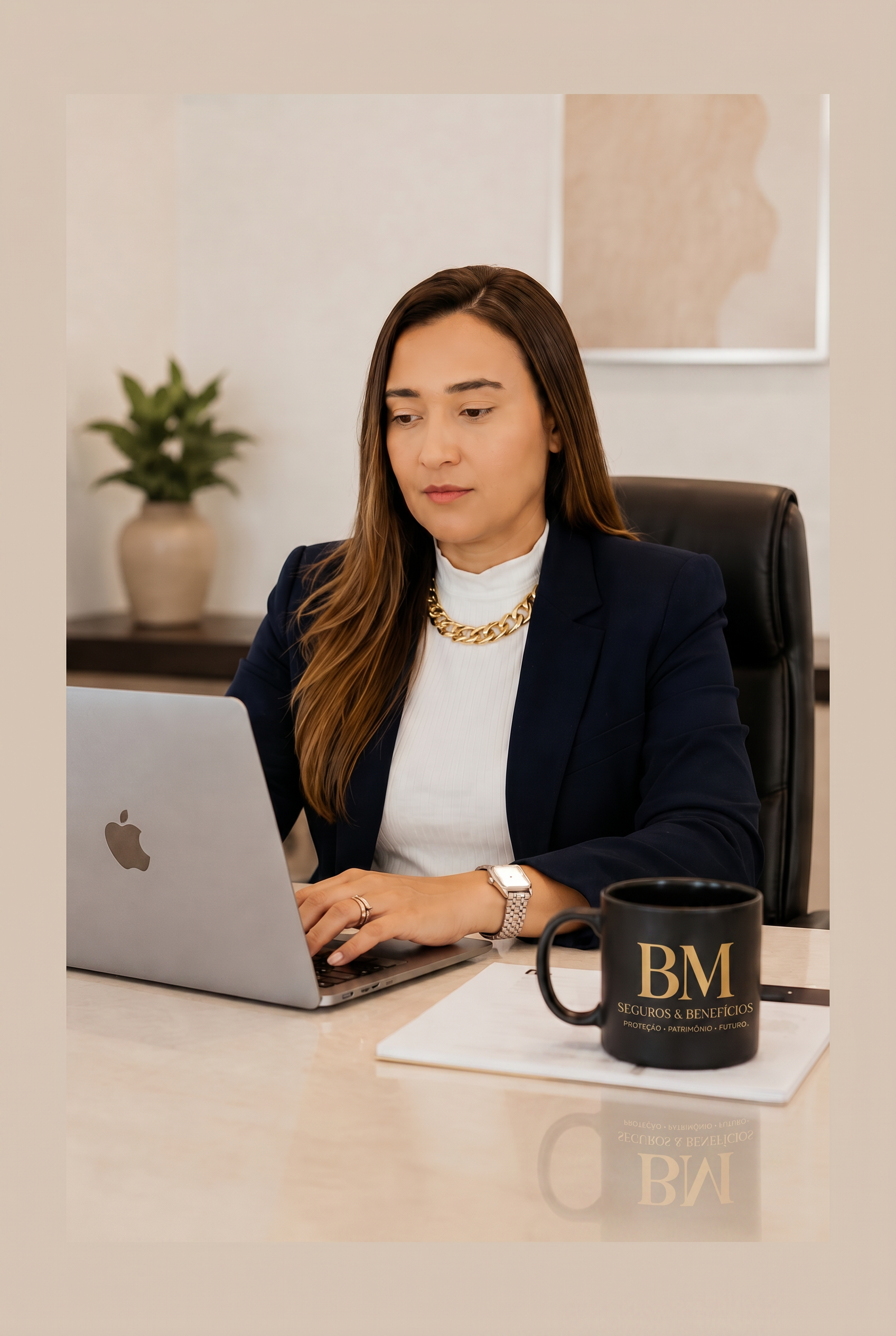 Michele Barbosa, fundadora da BM Seguros & Benefícios, em atendimento consultivo
